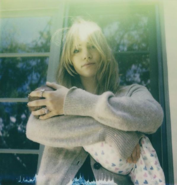 가수 수키 워터하우스가 4일(현지시간) 로버트 패틴슨과 사이에 낳은 아기를 공개했다. 사진 | 워터하우스 채널