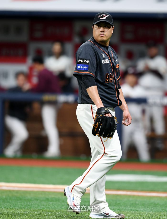 한화 류현진이 5일 고척스카이돔에서 열린 2024 KBO리그 키움과 경기 5회말 1사 1,3루에서 김재현에 적시2루타를 허용한 후 아쉬워하고 있다. 고척 | 최승섭기자 thunder@sportsseoul.com