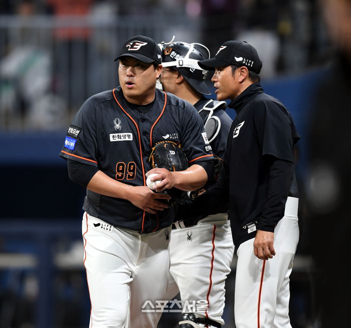 한화 선발투수 류현진(왼쪽)이 5일 고척스카이돔에서 열린 2024 KBO리그 키움전에서 5회 도중 교체되고 있다. 고척 | 최승섭기자 thunder@sportsseoul.com
