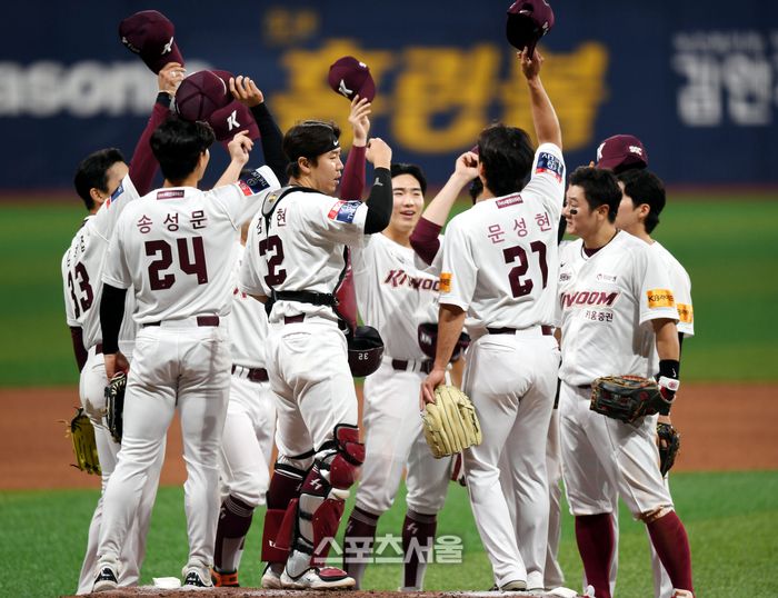 키움 선수들이 5일 고척 카이돔에서 열린 2024 KBO리그 한화와 경기에서 승리한 후 하이파이브를 하며 승리를 자축하고 있다. 고척 | 최승섭기자 thunder@sportsseoul.com