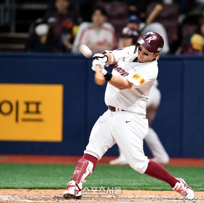 키움 최주환이 5일 고척스카이돔에서 열린 2024 KBO리그 한화와 경기에서 4회말 타격하고 있다. 고척 | 최승섭기자 thunder@sportsseoul.com