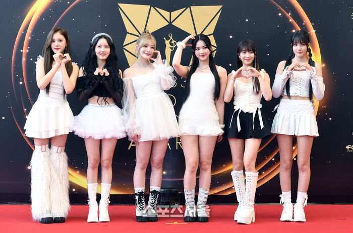 스테이씨(STAYC)가 2일 태국 방콕 라자망갈라 국립경기장에서 열린 ‘제33회 서울가요대상’ 시상식(주최 스포츠서울, 주관 서울가요대상 조직위원회)에 앞서 레드카펫 위에서 취재진을 향해 포즈를 취하고 있다. 2024. 1. 2. 방콕(태국) | 박진업기자 upandup@sportsseul.com