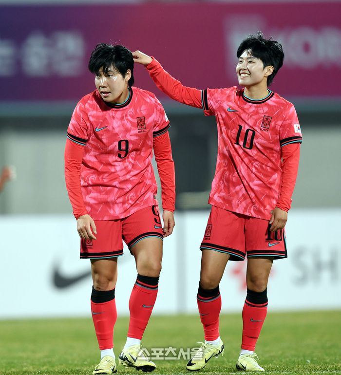 지소연(오른쪽)이 8일 이천종합운동장에서 열린 여자축구 국가대표 평가전 필리핀과 경기에서 이금민의 슛이 빗나가자 장난을 치고 있다. 2024. 4. 8.이천 | 최승섭기자 thunder@sportsseoul.com