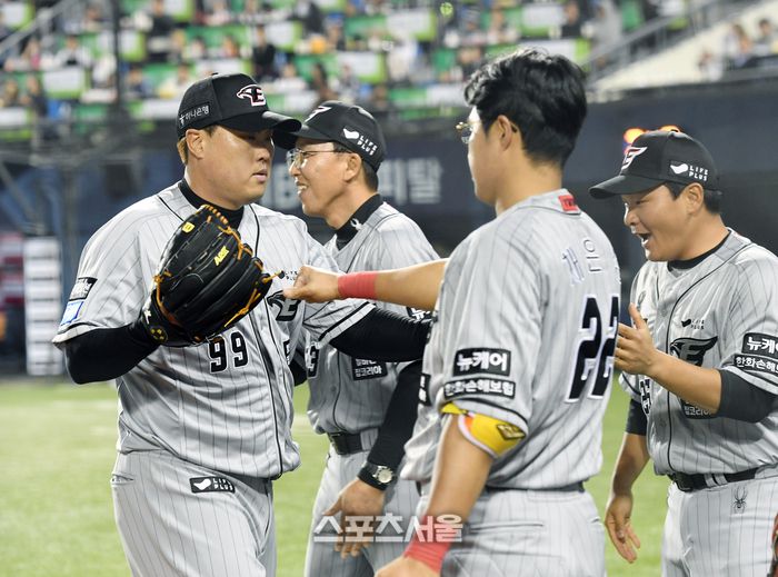 한화 이글스 류현진이 11일 잠실구장에서 열린 2024 KBO리그 두산 베어스와 경기 5회말 수비를 마친 뒤 덕아웃으로 들어가면서 동료들과 하이파이브를 하고 있다. 잠실 | 박진업 기자 upandup@sportsseoul.com