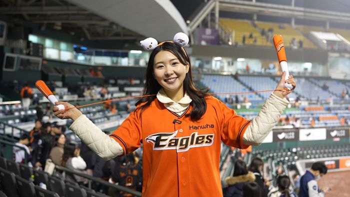 이하영 아나운서가 스포츠토토 공식 유튜브 채널의 장르만 직관, ‘한화-KT전 프로야구 직관 여행’편 녹화 중 사진 촬영에 임하고 있다. 사진 | 스포츠토토