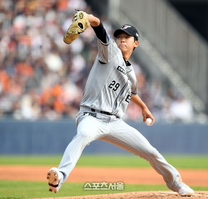 한화 투수 황준서가 10일 잠실야구장에서 열린 2024 KBO리그 두산과 경기 4회 역투하고 있다. 잠실 | 최승섭기자 thunder@sportsseoul.com