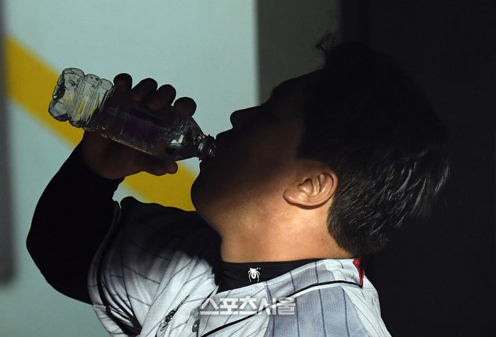 한화 이글스 류현진이 11일 잠실구장에서 열린 2024 KBO리그 두산 베어스와 경기 6회말 수비를 마친 뒤 덕아웃에 들어가 물을 마시고 있다. 류현진은 6이닝 무실점의 호투를 펼쳤다. 잠실 | 박진업 기자 upandup@sportsseoul.com