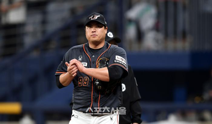 한화 선발투수 류현진이 5일 고척 스카이돔에서 열린 2024 KBO리그 키움과 경기 5회 연속 실점 후 볼을 닦고 있다. 2024. 4. 5.고척 | 최승섭기자 thunder@sportsseoul.com