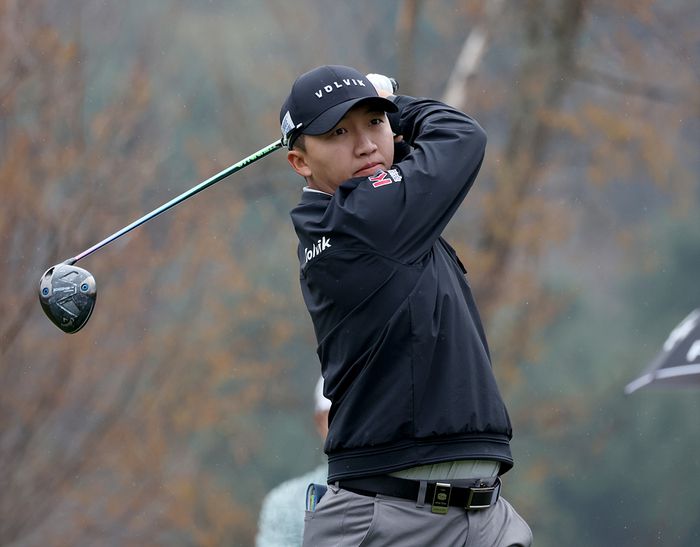 ‘스크린골프 황태자’로 불리는 김홍택이 KPGA투어 개막전 프로미 오픈서 티샷을 하고 있다. 사진 | KPGA
