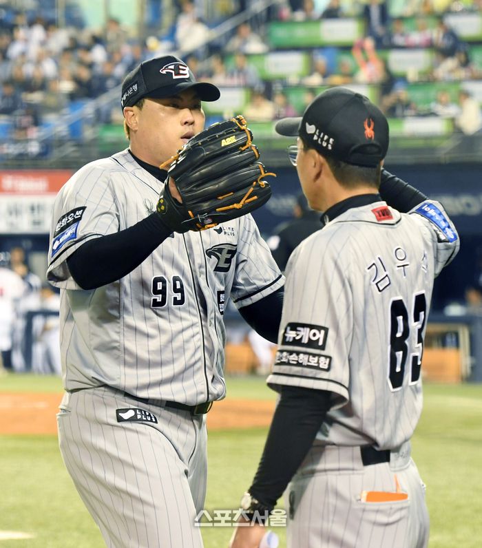 한화 이글스 류현진이 11일 잠실구장에서 열린 2024 KBO리그 두산 베어스와 경기 3회말 수비를 삼자범퇴로 마친 뒤 덕아웃으로 들어가면서 김우석 코치와 하이파이브를 하고 있다. 잠실 | 박진업 기자 upandup@sportsseoul.com