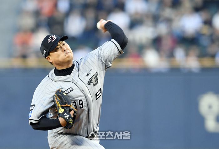 한화 이글스 류현진이 11일 잠실구장에서 열린 2024 KBO리그 두산 베어스와 경기에 선발 등판해 힘차게 공을 던지고 있다. 잠실 | 박진업 기자 upandup@sportsseoul.com