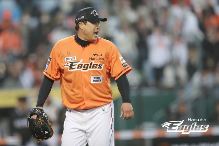 한화 류현진이 29일 대전 한화생명이글스파크에서 열린 2024 KBO리그 KT전에서 동료의 호수비에 놀라고 있다. 사진 | 한화 이글스