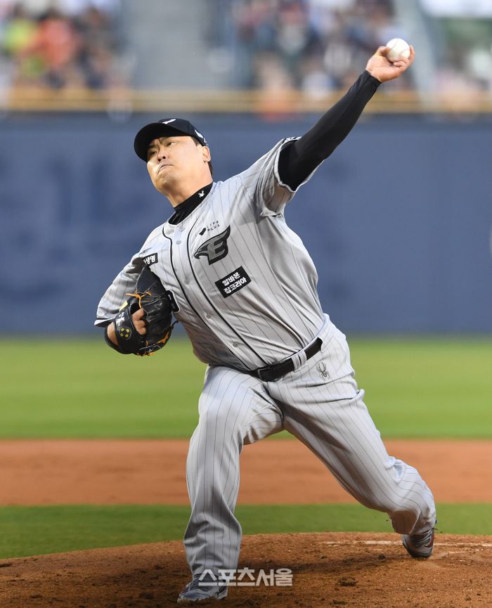 한화 이글스 류현진이 11일 잠실구장에서 열린 2024 KBO리그 두산 베어스와 경기에 선발 등판해 힘차게 공을 던지고 있다. 잠실 | 박진업 기자 upandup@sportsseoul.com