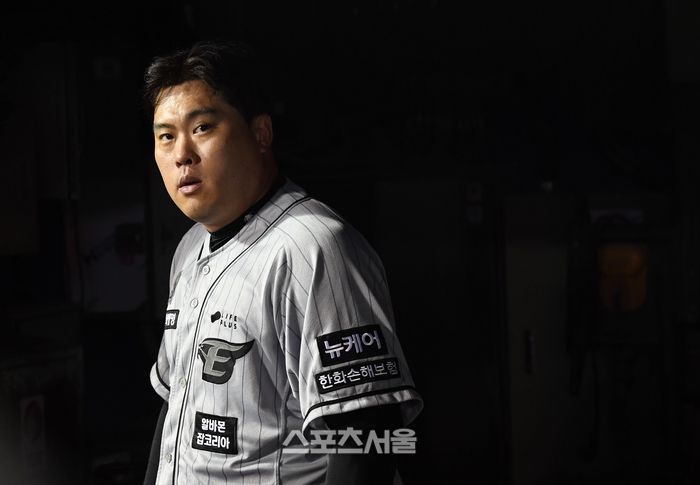 한화 이글스 류현진이 11일 잠실구장에서 열린 2024 KBO리그 두산 베어스와 경기 6회말 수비를 마친 뒤 덕아웃에 들어가 그라운드를 바라보고 있다. 류현진은 6이닝 무실점의 호투를 펼치고 승리 투수 요건을 갖췄다. 잠실 | 박진업 기자 upandup@sportsseoul.com