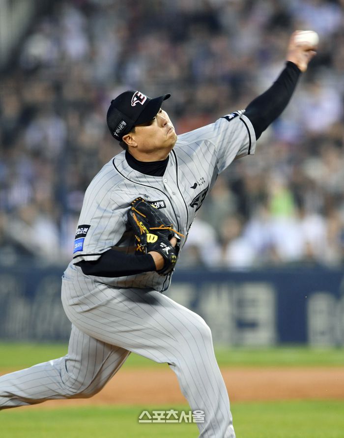 한화 이글스 류현진이 11일 잠실구장에서 열린 2024 KBO리그 두산 베어스와 경기에 선발 등판해 힘차게 공을 던지고 있다. 잠실 | 박진업 기자 upandup@sportsseoul.com