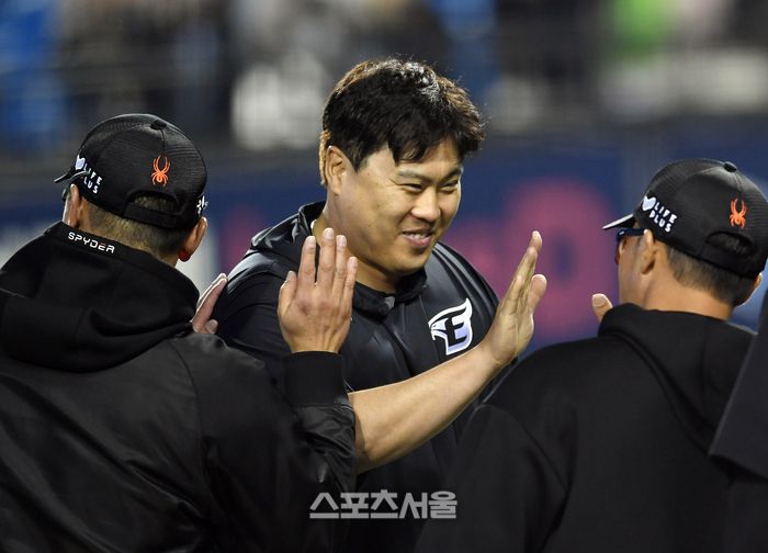 한화 이글스 류현진이 11일 잠실구장에서 열린 2024 KBO리그 두산 베어스와 경기에서 6이닝 무실점으로 4216일 만의 국내 복귀 선발승이자 시즌 첫 승을 거둔 뒤 코칭스태프와 하이파이브를 하고 있다. 잠실 | 박진업 기자 upandup@sportsseoul.com