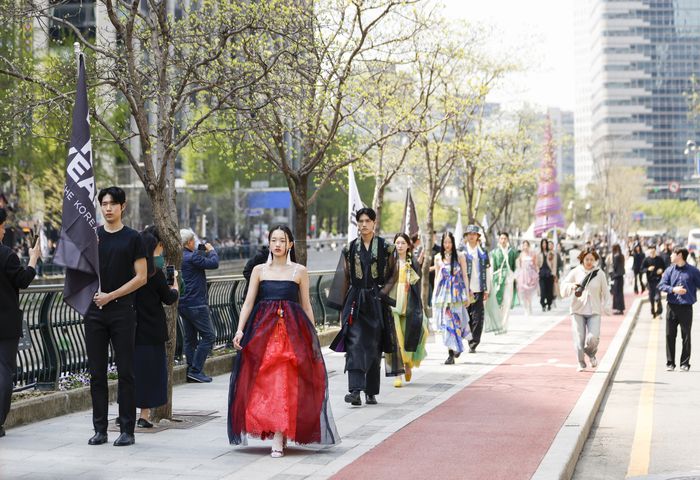 청계천을 따라 모델들이 한복 패션쇼를 펼치고 있다. 사진제공 | 한국관광공사