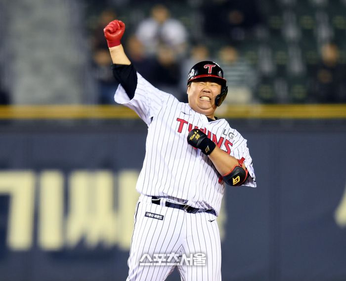 LG 김범석이 16일 잠실야구장에서 열린 2024 KBO리그 롯데와 경기 7회말 2사1,2루 2타점 2루타를 친 후 환호하고 있다. 2024. 4. 16.잠실 | 최승섭기자 thunder@sportsseoul.com
