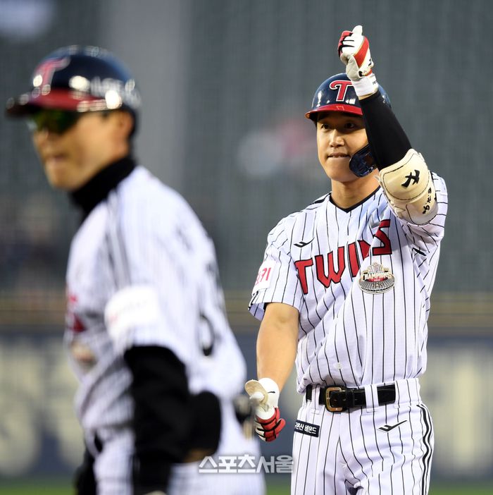 LG 구본혁이 16일 잠실야구장에서 열린 2024 KBO리그 롯데와 경기 2회말 1사1,2루 1타점 중전안타를 친 후 세리머니를 하고 있다. 2024. 4. 16.잠실 | 최승섭기자 thunder@sportsseoul.com
