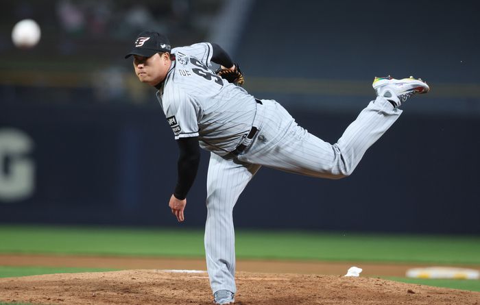 17일 경남 창원NC파크에서 열린 2024 KBO 리그 한화이글스 대 NC 다이노스 경기. 4회 말 한화 선발 류현진이 역투하고 있다. 창원 | 연합뉴스
