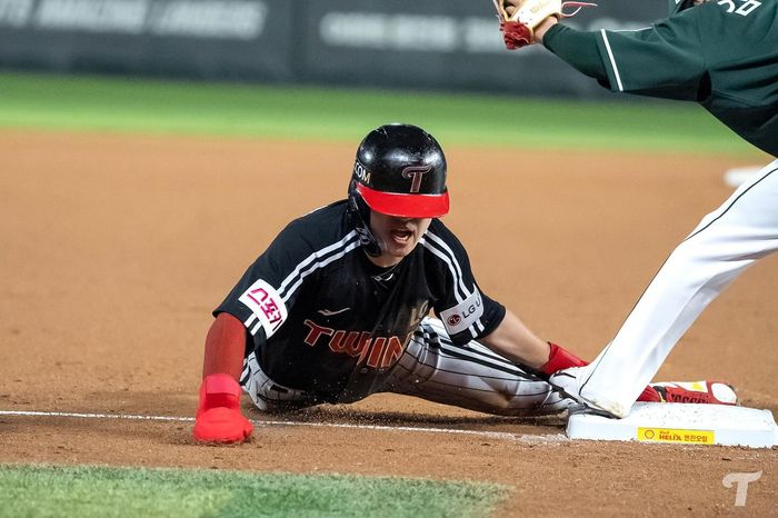 LG 박해민이 지난 19일 문학 SSG전에서 3루 도루에 성공하고 있다. 사진 | LG 트윈스