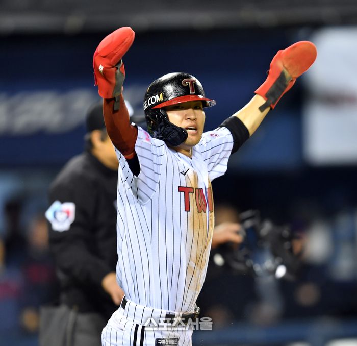 LG 박해민이 17일 잠실구장에서 열린 2024프로야구 LG트윈스와 롯데자이언츠의 경기 9회말 무사 만루 안익훈의 얕은 중견수플라이때 3루에서  빠른발로 홈언더베이스를 시도해 세이프되며 끝내기 주인공이 됐다. 롯데는 9회초 5-5를 만들었지만 마무리 김원중의 난조로 패해 8연패에 빠졌다. 2024.04.17.잠실 | 강영조기자 kanjo@sportsseoul.com