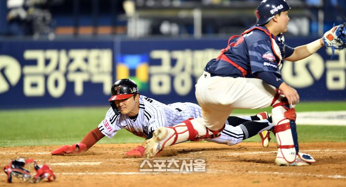 LG 박해민이 17일 잠실구장에서 열린 2024프로야구 LG트윈스와 롯데자이언츠의 경기 9회말 무사 만루 안익훈의 얕은 중견수플라이때 3루에서  빠른발로 홈언더베이스를 시도해 세이프되며 끝내기 주인공이 됐다. 롯데는 9회초 5-5를 만들었지만 마무리 김원중의 난조로 패해 8연패에 빠졌다. 2024.04.17.잠실 | 강영조기자 kanjo@sportsseoul.com