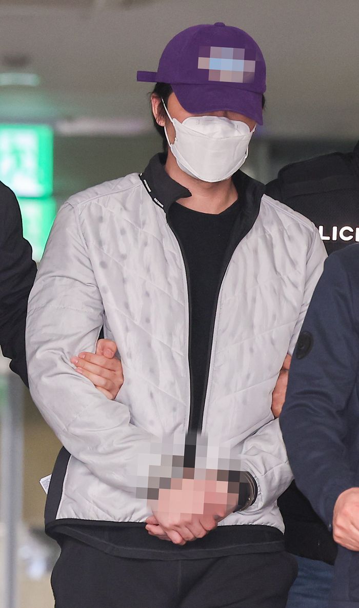 마약류관리법 위반 등 혐의로 구속된 국가대표 출신 전 프로야구 선수 오재원이 3월29일 오전 서울 강남구 강남경찰서에서 검찰 송치를 위해 호송차량으로 이동하고 있다. 사진 | 연합뉴스