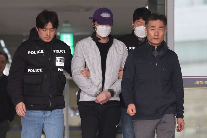 마약류관리법 위반 등 혐의로 구속된 국가대표 출신 전 프로야구 선수 오재원(가운데)이 3월29일 오전 서울 강남구 강남경찰서에서 검찰로 송치되고 있다. 사진 | 연합뉴스