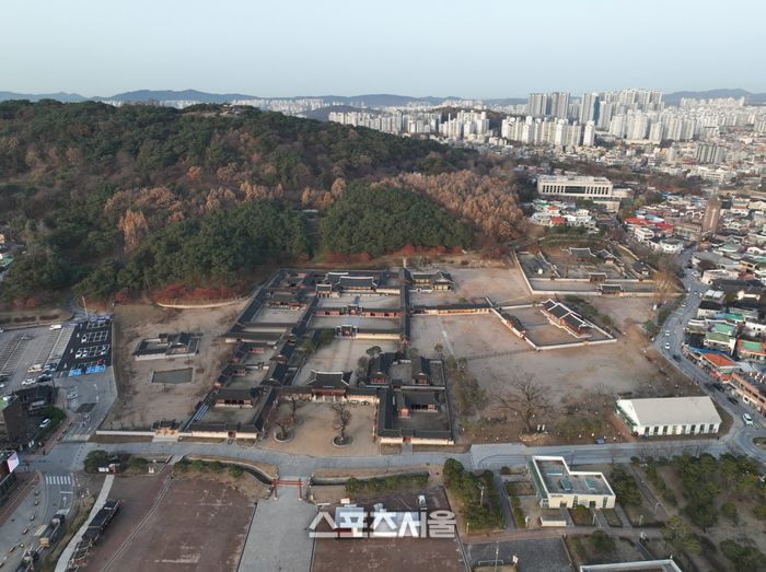 2단계 복원사업을 마친 화성행궁(2023년 12월 촬영).제공=수원시
