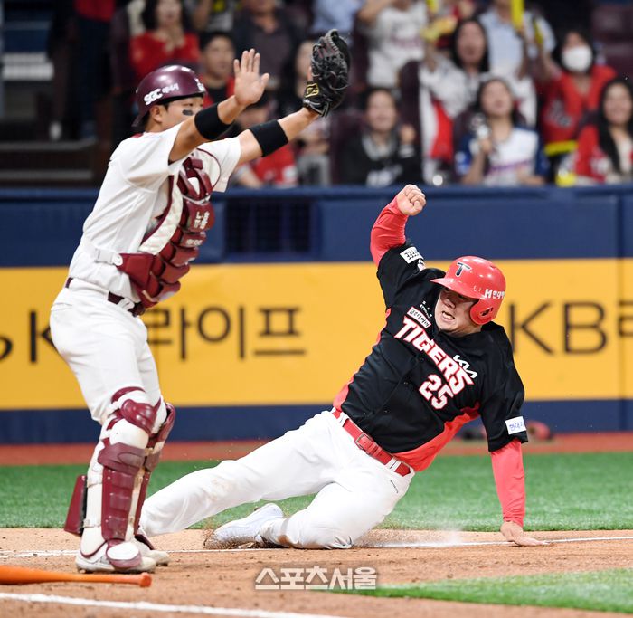 KIA 타이거즈 이우성(아래)이 23일 고척 스카이돔에서 열린 2024 KBO리그 키움 히어로즈와 경기에서 5회초 1사 1-3루 상황에서 한준수의 희생플라이에 3루에서 홈으로 뛰어 득점하고 있다. 키움 포수는 박성빈. 2024. 4. 23. 고척 | 박진업 기자 upandup@sportsseoul.com