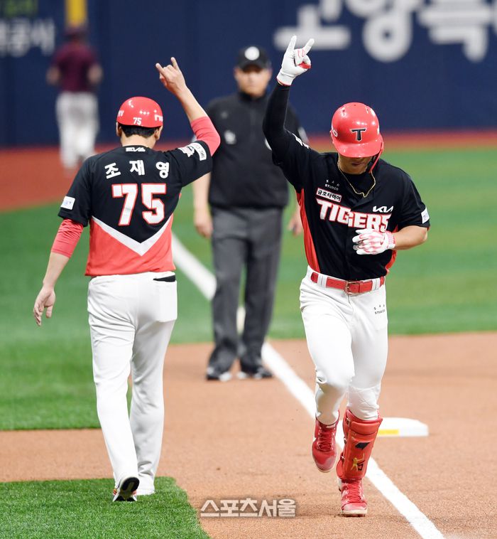 KIA 타이거즈 김도영(오른쪽)이 23일 고척 스카이돔에서 열린 2024 KBO리그 키움 히어로즈와 경기에서 키움 선발 하영민을 상대로 솔로 홈런을 친 뒤 조재영 코치와 하이파이브를 하고 있다. 김도영의 시즌 9호 홈런. 2024. 4. 23. 고척 | 박진업 기자 upandup@sportsseoul.com