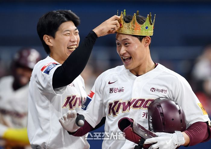 키움 히어로즈 주성원(오른쪽)이 23일 고척 스카이돔에서 열린 2024 KBO리그 KIA 타이거즈와 경기 8회말 2사 2루 상황에서 KIA 투수 전상현을 상대로 동점 2점 홈런을 친 뒤 송성문이 건네는 왕관을 쓰고 있다. 주성원의 KBO리그 데뷔 첫 홈런.  2024. 4. 23. 고척 | 박진업 기자 upandup@sportsseoul.com