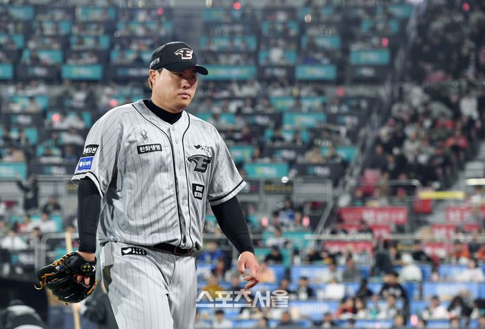 한화 이글스 류현진이 24일 수원 KT 위즈파크에서 열린 2024 KBO리그 KT 위즈와 경기 4회말 수비를 4실점으로 마치고 덕아웃으로 들어가고 있다. 류현진은 5이닝 7피안타 7실점(5자책)을 기록하며 통산 100승 달성에 실패했다. 2024. 4. 24. 수원 | 박진업 기자 upandup@sportsseoul.com