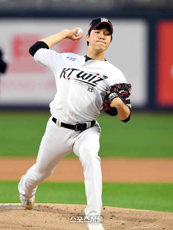 KT 선발투수 육청명이 23일 수원 KT위즈파크에서 열린 2024 KBO리그 한화와 경기에서 역투하고 있다. 2024. 4. 23.수원 | 최승섭기자 thunder@sportsseoul.com