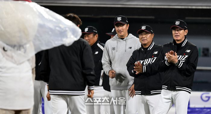 KT 이강철 감독이 23일 수원 KT위즈파크에서 열린 2024 KBO리그 한화와 경기 후 박수를 치고 있다. 2024. 4. 23.수원 | 최승섭기자 thunder@sportsseoul.com