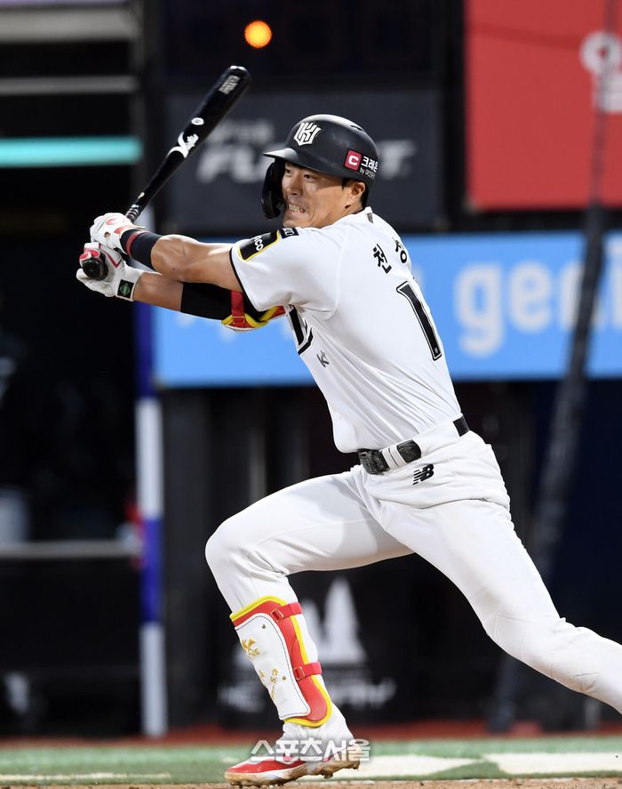 KT 위즈 천성호가 24일 수원 KT 위즈파크에서 열린 2024 KBO리그 한화 이글스와 경기 4회말 1사 2루 상황에서 한화 선발 류현진을 상대로 내야 안타를 치고 있다. 2024. 4. 24. 수원 | 박진업 기자 upandup@sportsseoul.com