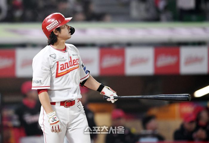 SSG 랜더스 최정이 16일 인천 SSG랜더스필드에서 열린 2024 KBO리그 KIA 타이거즈와 경기 9회말 2사 KIA 투수 정해영을 상대로 통산 최다 홈런 타이 기록인 467호 홈런을 치고 타구를 바라보고 있다. 문학 | 박진업 기자 upandup@sportsseoul.com