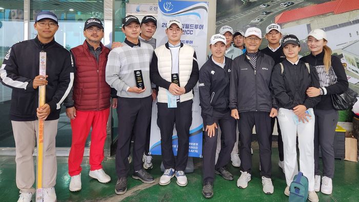 드림필드투어 주요 수상자가 24일 군산CC에서 열린 3회대회를 마친 뒤 단체촬영하고 있다. 사진 | 리앤브라더스