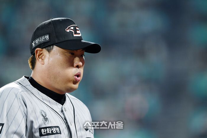 한화 이글스 류현진이 24일 수원 KT 위즈파크에서 열린 2024 KBO리그 KT 위즈와 경기 4회말 수비를 4실점으로 마치고 덕아웃으로 들어가면서 숨을 몰아쉬고 있다. 류현진은 5이닝 7피안타 7실점(5자책)을 기록하며 통산 100승 달성에 실패했다. 2024. 4. 24. 수원 | 박진업 기자 upandup@sportsseoul.com