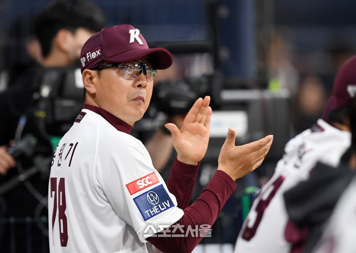 키움 히어로즈 홍원기 감독이 23일 고척 스카이돔에서 열린 2024 KBO리그 KIA 타이거즈와 경기 5회말 타자들의 출루에 박수를 보내고 있다. 키움은 5회까지 안타 7개를 치고도 득점을 올리지 못했다. 2024. 4. 23. 고척 | 박진업 기자 upandup@sportsseoul.com