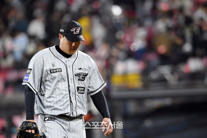 한화 류현진이 24일 수원케이티위즈파크에서 열린 2024 KBO리그 KT전에서 4회말 수비를 마치고 더그아웃으로 돌아가고 있다. 수원 | 박진업 기자 upandup@sportsseoul.com