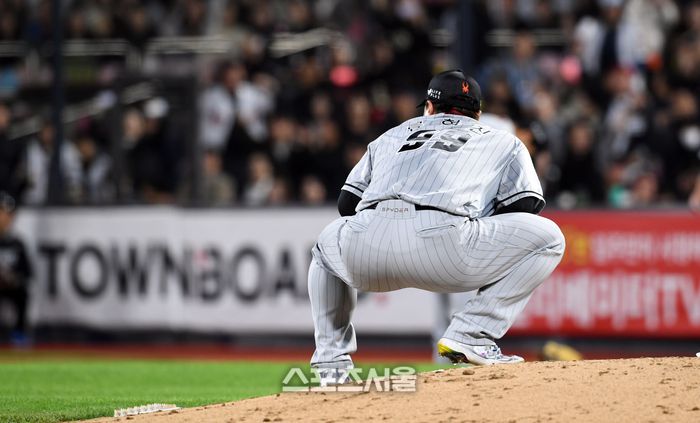 한화 류현진이 24일 수원케이티위즈파크에서 열린 2024 KBO리그 KT전 4회말 1사 1,2루 상황에서 KT 천성호의 내야안타 때 실책이 나오자 마운드에 주저 앉아 있다. 수원 | 박진업 기자 upandup@sportsseoul.com