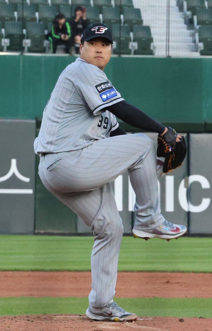 한화 선발 투수 류현진이 지난 8일 사직 롯데전에서 투구하고 있다. 부산 | 연합뉴스