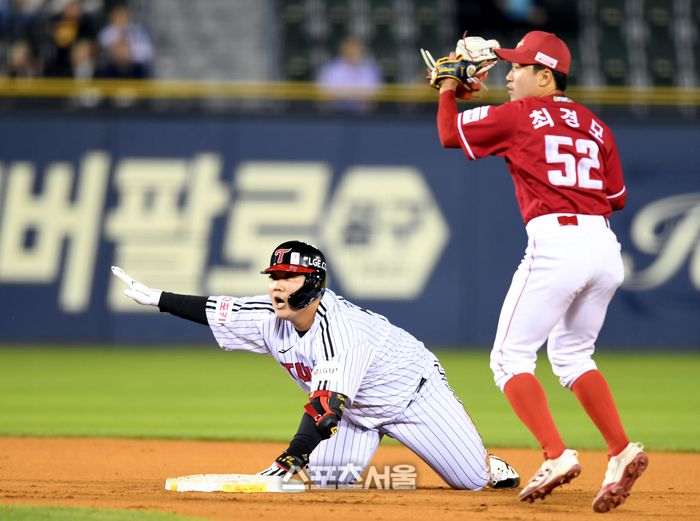 LG 김범석이 8일 잠실야구장에서 열린 2024 KBO리그 SSG와 경기 6회말 무사1루 안타를 친 후 2루까지 뛰었으나 아웃되고 있다. 2024. 5. 8.잠실 | 최승섭기자 thunder@sportsseoul.com