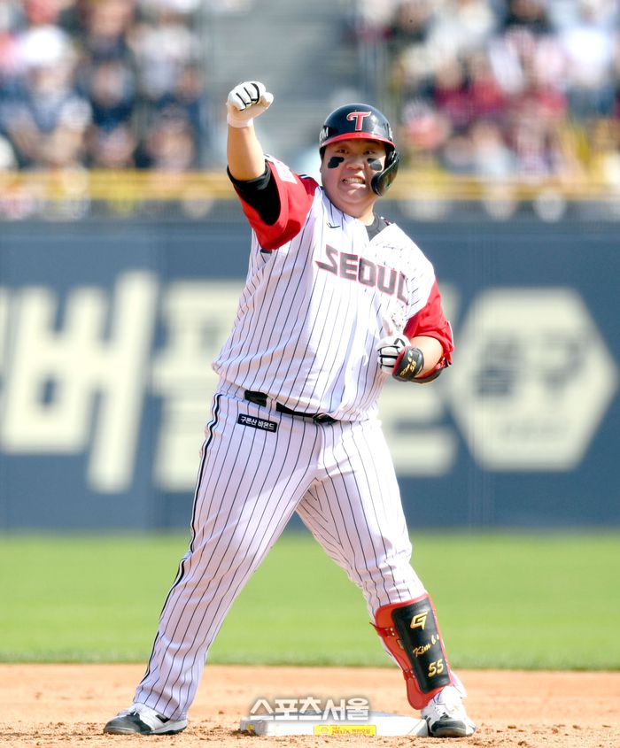 LG 김범석이 28일 잠실야구장에서 열린 2024 KBO리그 KIA와 경기 5회말 1사만루 3타점 2루타를 친 후 세리머니를 하고 있다. 2024. 4. 28.잠실 | 최승섭기자 thunder@sportsseoul.com