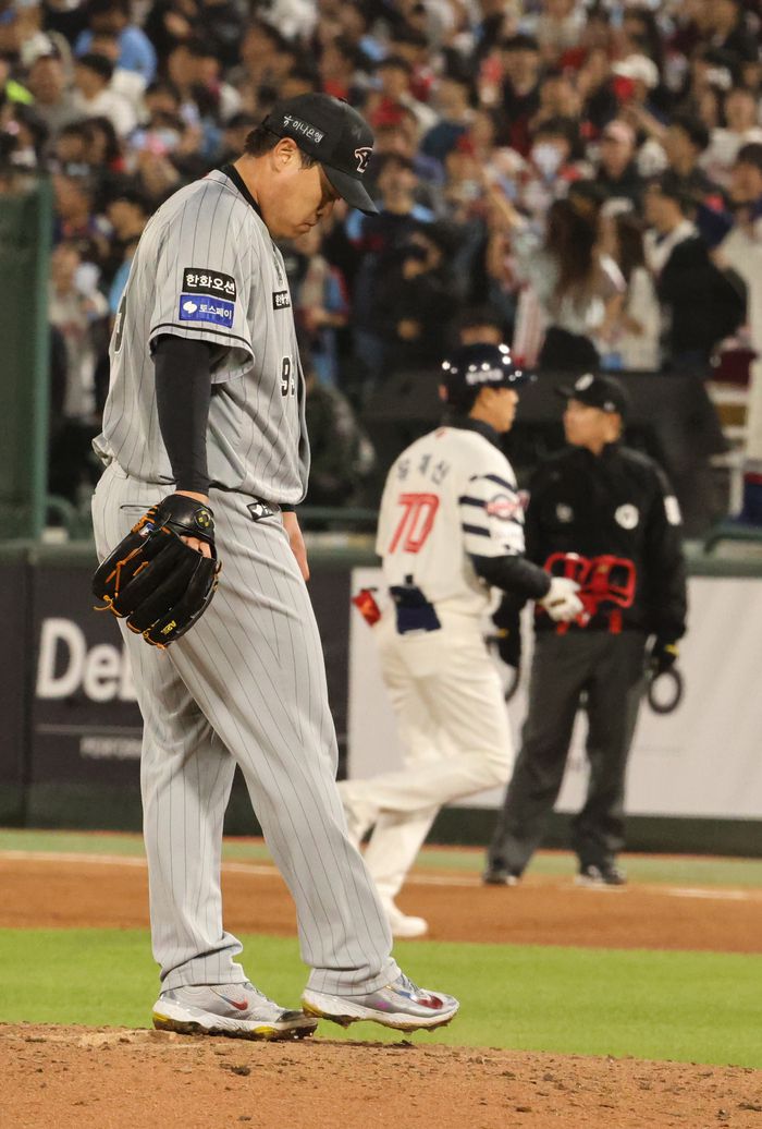 한화 선발 투수 류현진이 지난 8일 사직 롯데전에서 실점한 후 고개를 숙이고 있다.  부산 | 연합뉴스