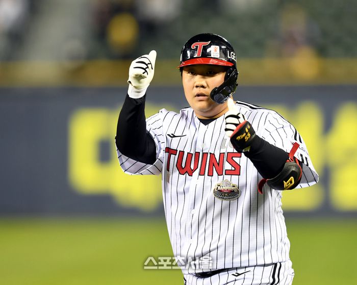 LG 김범석이 8일 잠실야구장에서 열린 2024 KBO리그 SSG와 경기 7회말 2사만루 1타점 내야안타를 친 후 세리머니를 하고 있다. 2024. 5. 8.잠실 | 최승섭기자 thunder@sportsseoul.com