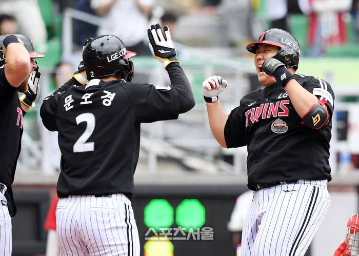 LG 트윈스 김범석(오른쪽)이 21일 인천 SSG랜더스필드에서 열린 2024 KBO리그 SSG 랜더스와 경기 7회초 2사 만루 상황에서 SSG 투수 노경은을 상대로 역전 만루 홈런을 치고 선행 주자들과 하이파이브를 하고 있다. 김범석의 시즌 1호 홈런. 2024. 4. 21. 문학 | 박진업 기자 upandup@sportsseoul.com