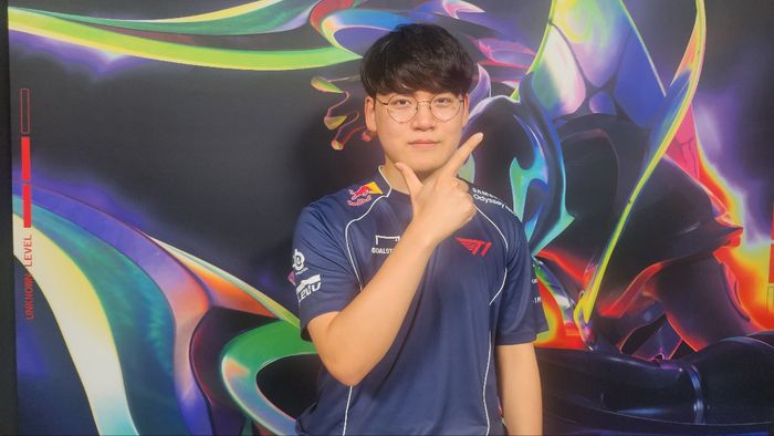 ‘구마유시’ 이민형이 인터뷰를 한 후 기념촬영을 하고 있다. 청두=김민규기자 kmg@sportsseoul.com